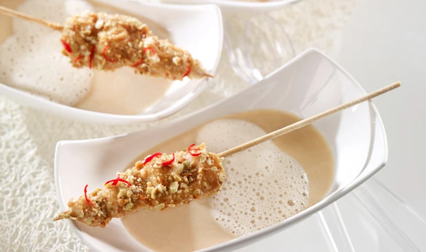 Erdnuss-Suppe mit Satays