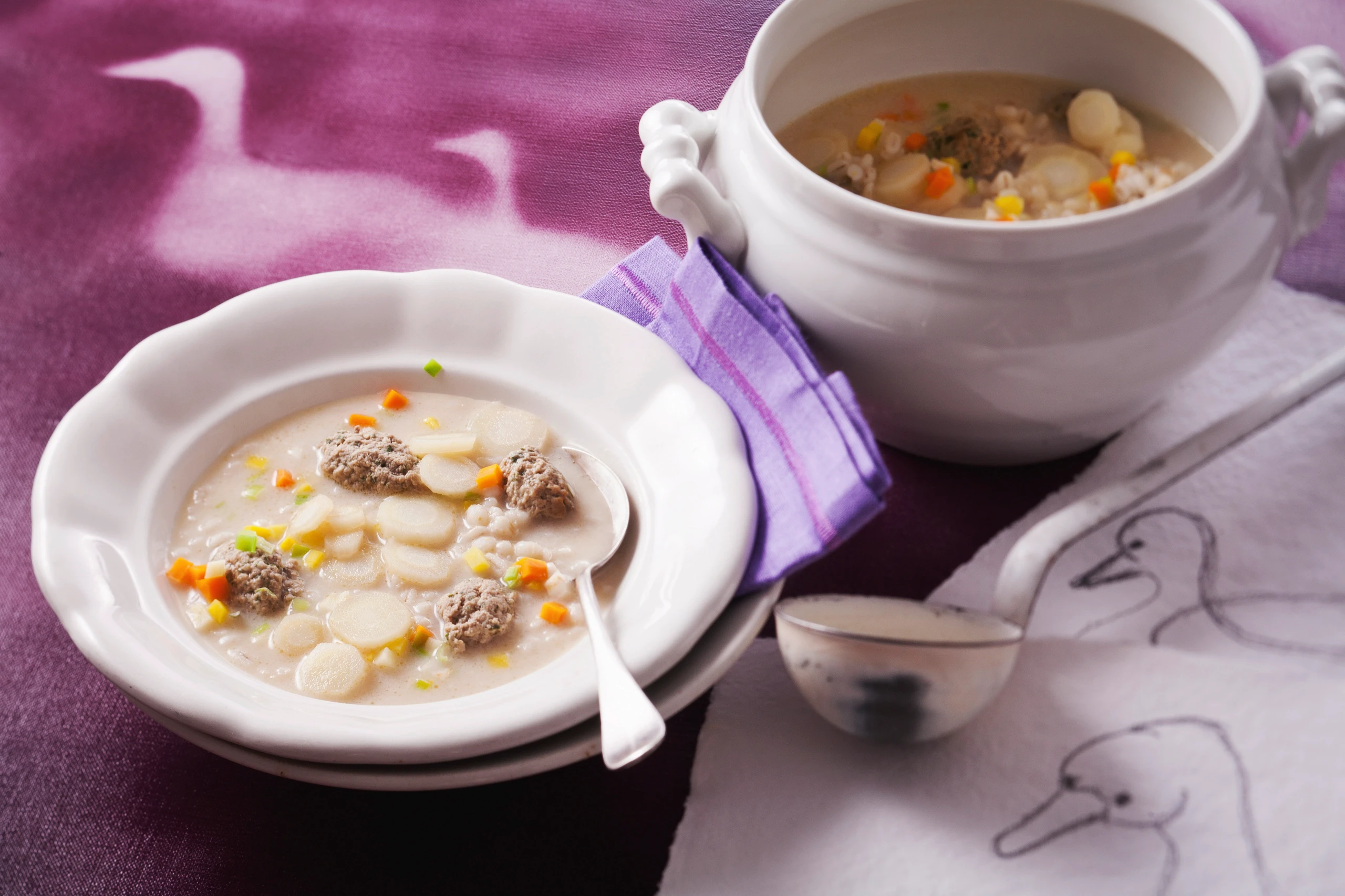 Ganslsuppe mit Rollgerste und Lebernockerln