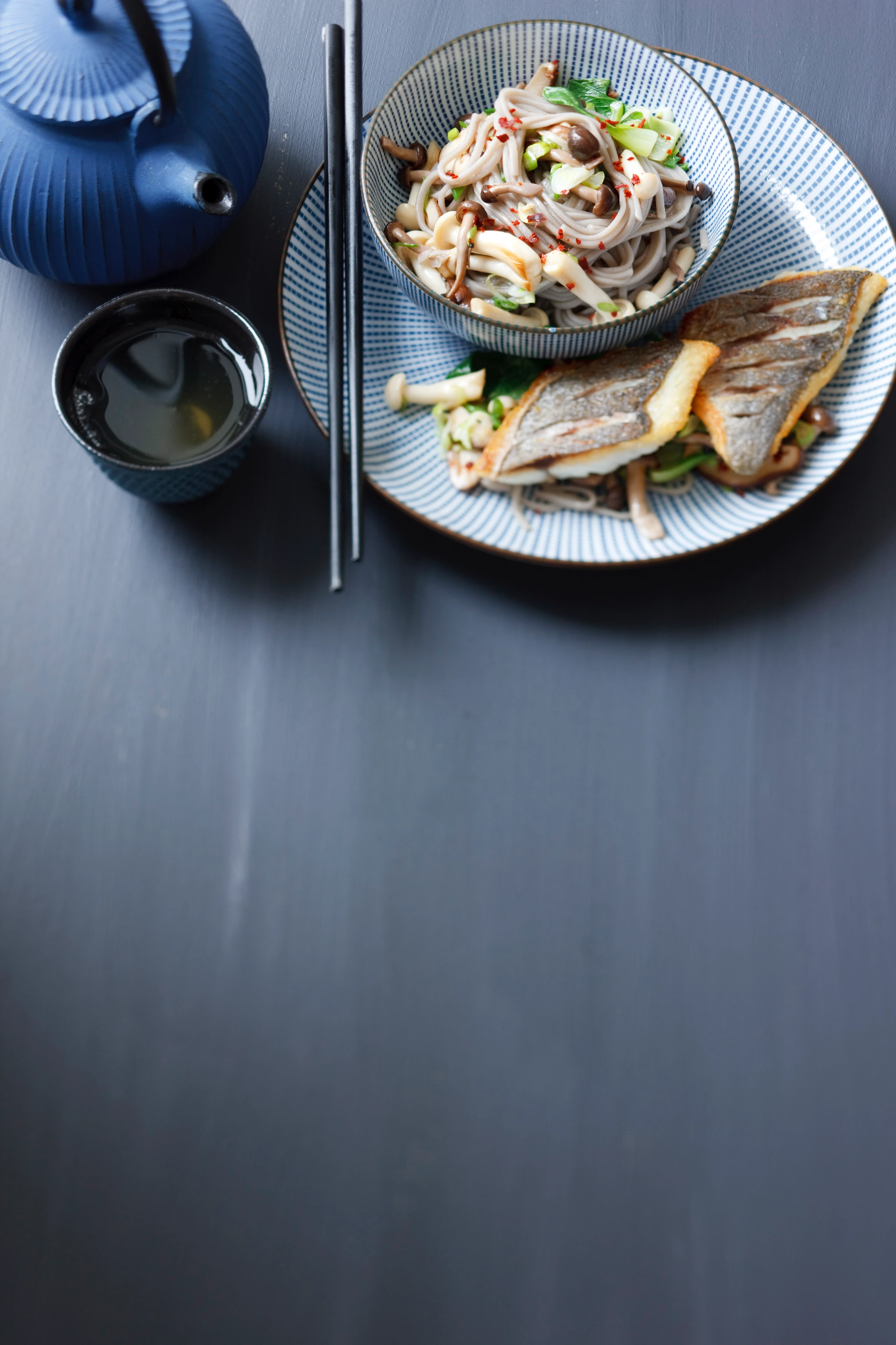 Fisch mit Asia-Pilznudeln