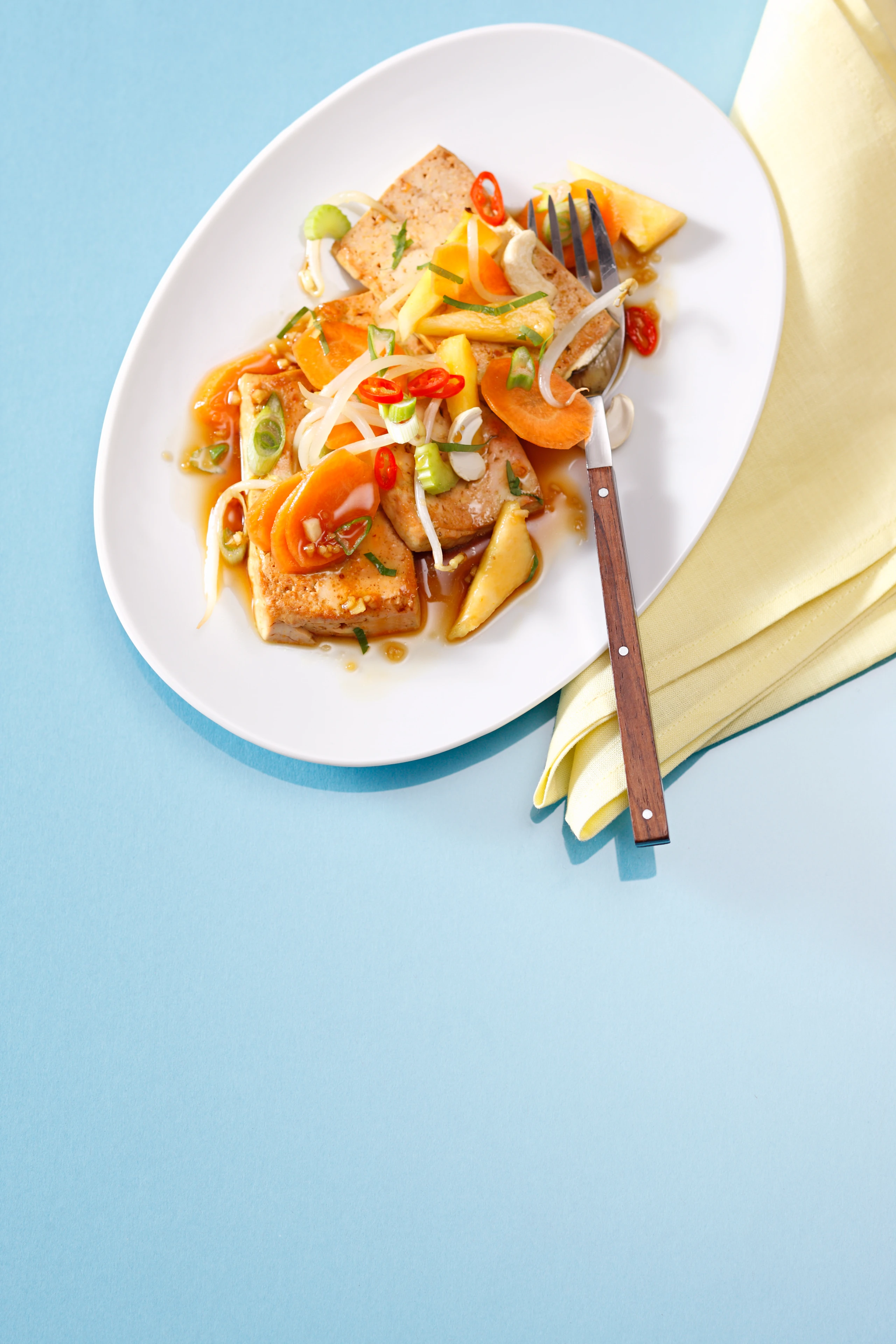 Sprossensalat mit Tofu, Ananas und Cashews