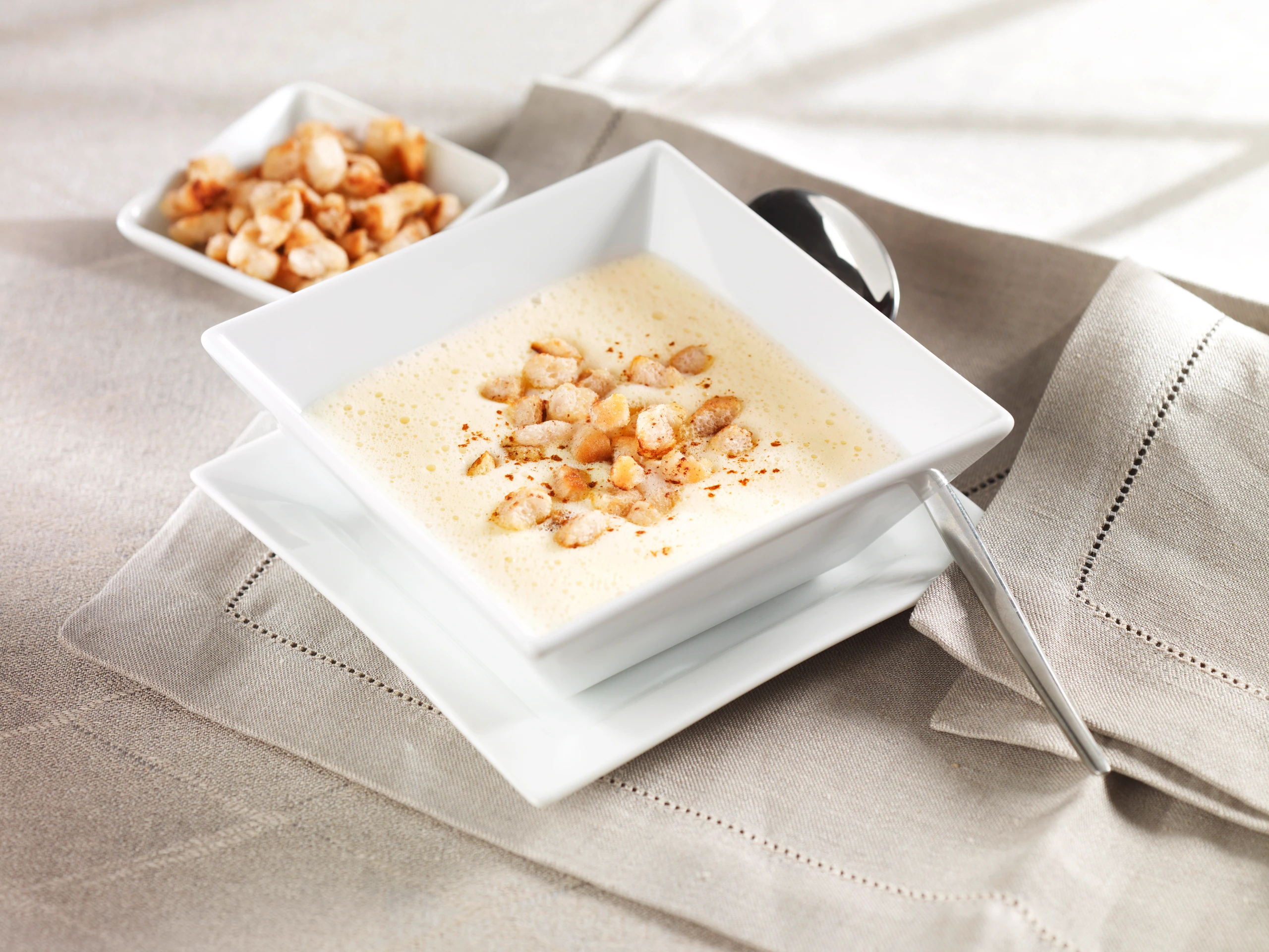 Weinsuppe mit Croûtons