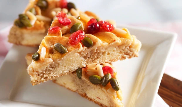 Apfel-Mohnkuchen mit Cranberries und Pinienkernen