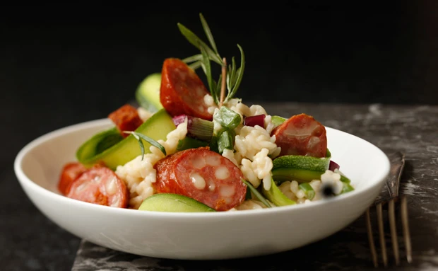 Käsekrainer-Risotto mit Zucchini