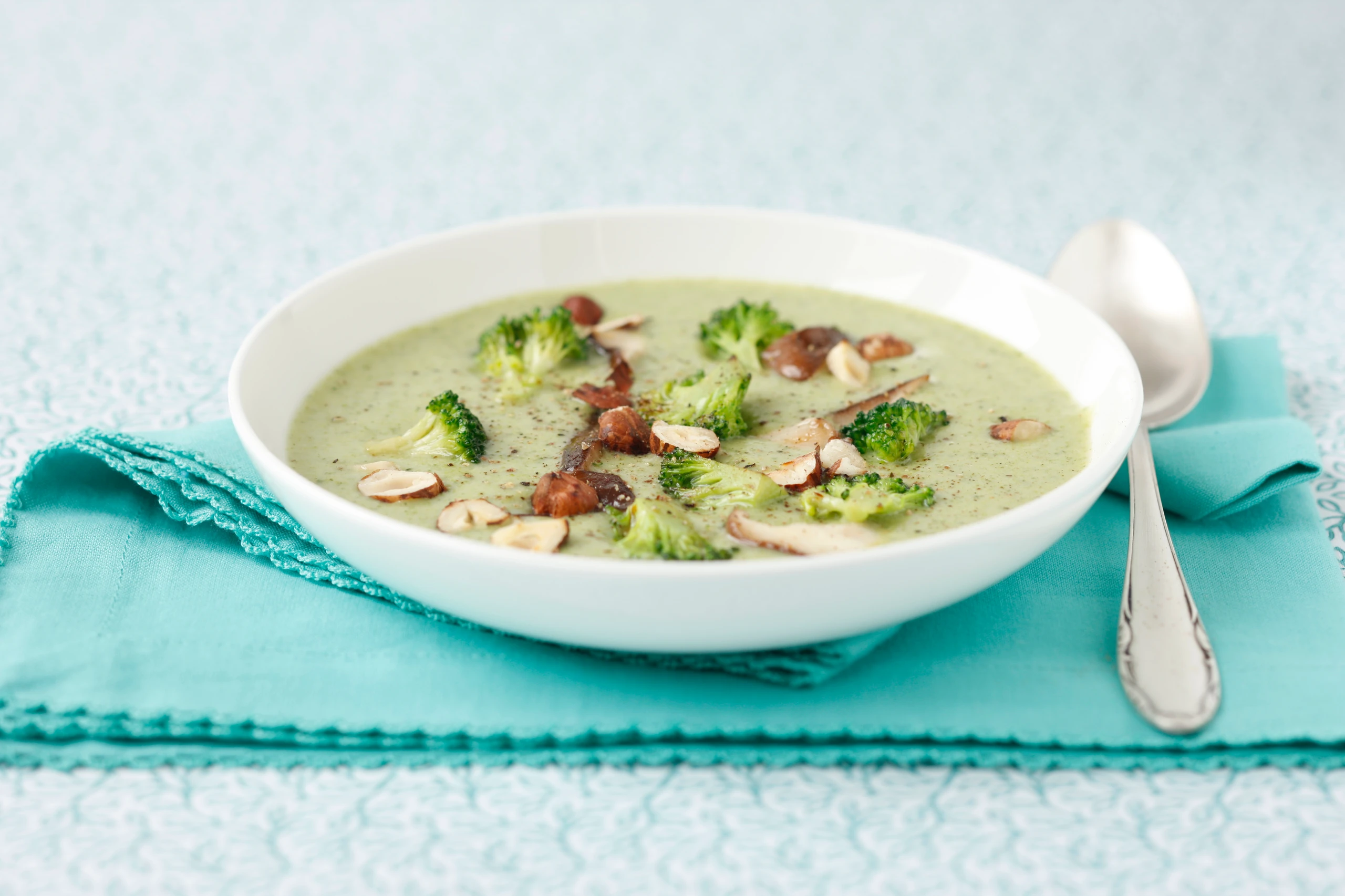 Brokkolisuppe mit Shiitake und Nüssen