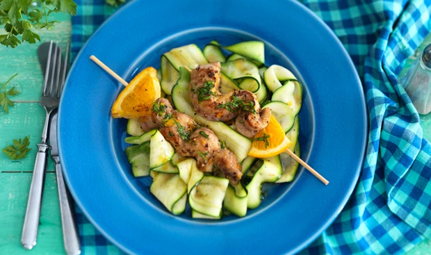 Welsspieße auf Zucchini