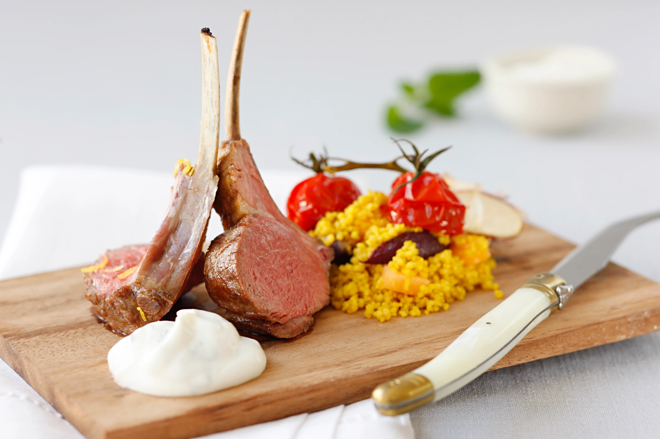 Lamm mit Couscous und Melissejoghurt