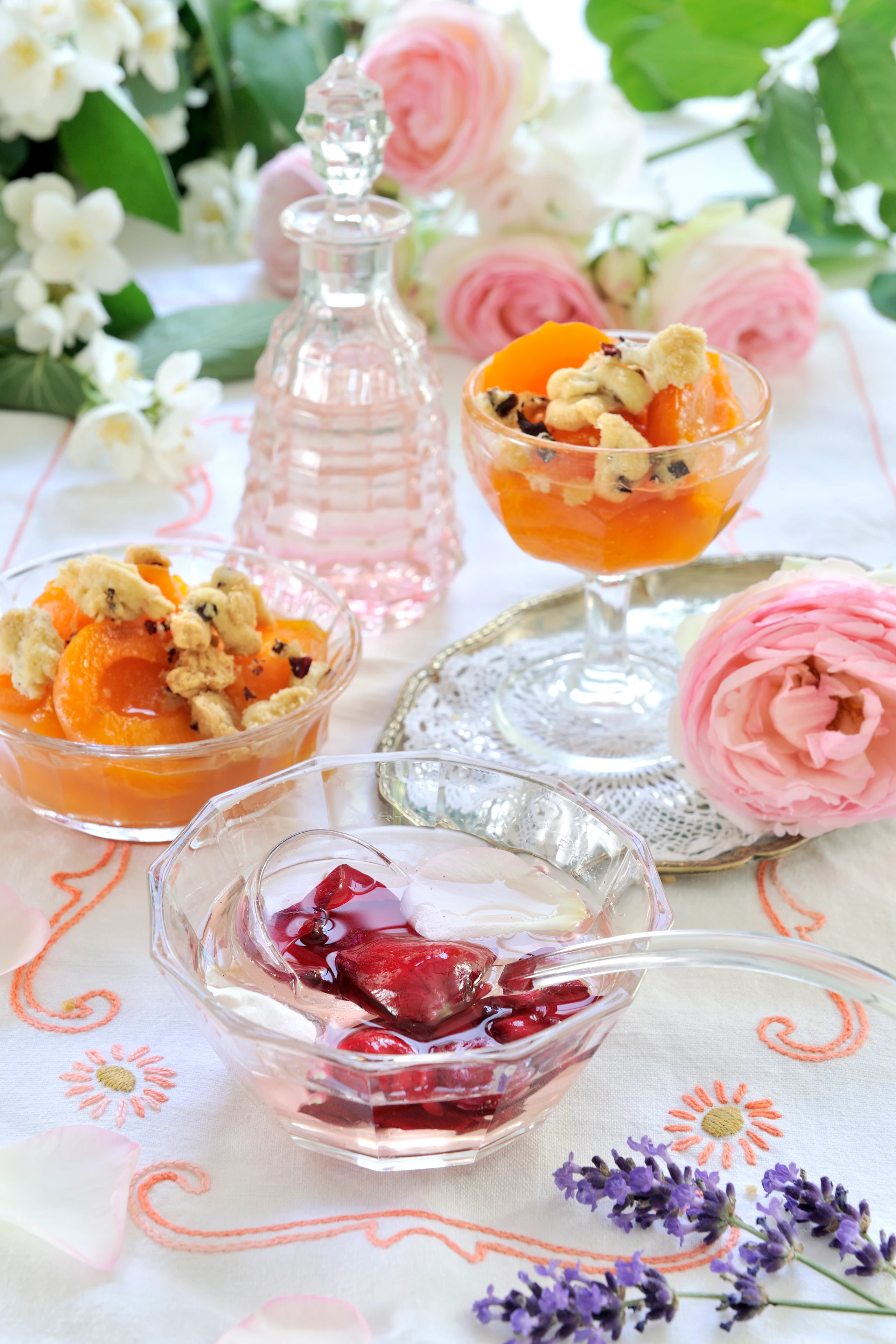 Marillen mit Rosenblüten-Crumble und Rosenblütensirup