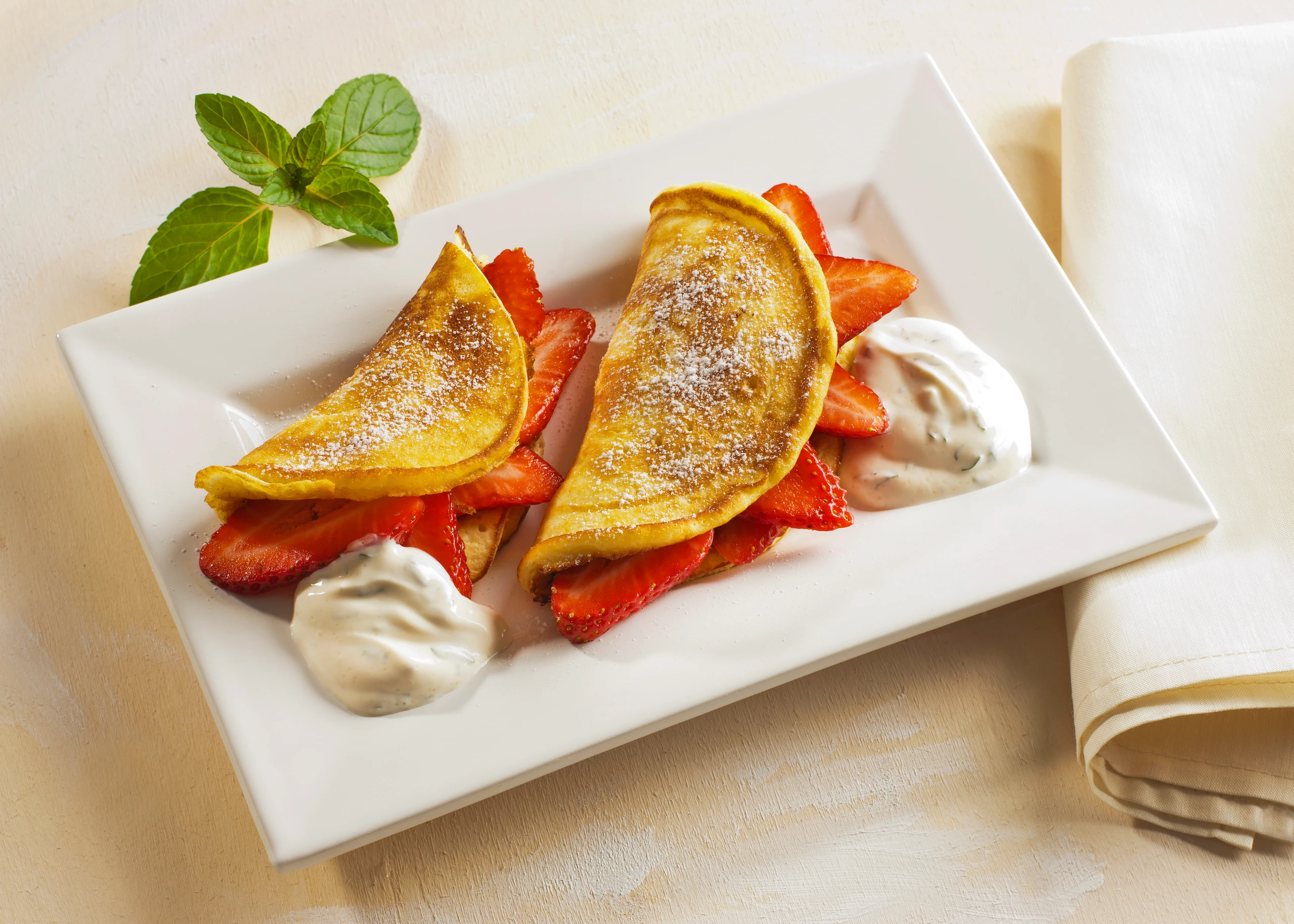 Dalken mit Erdbeeren und Minzesauce