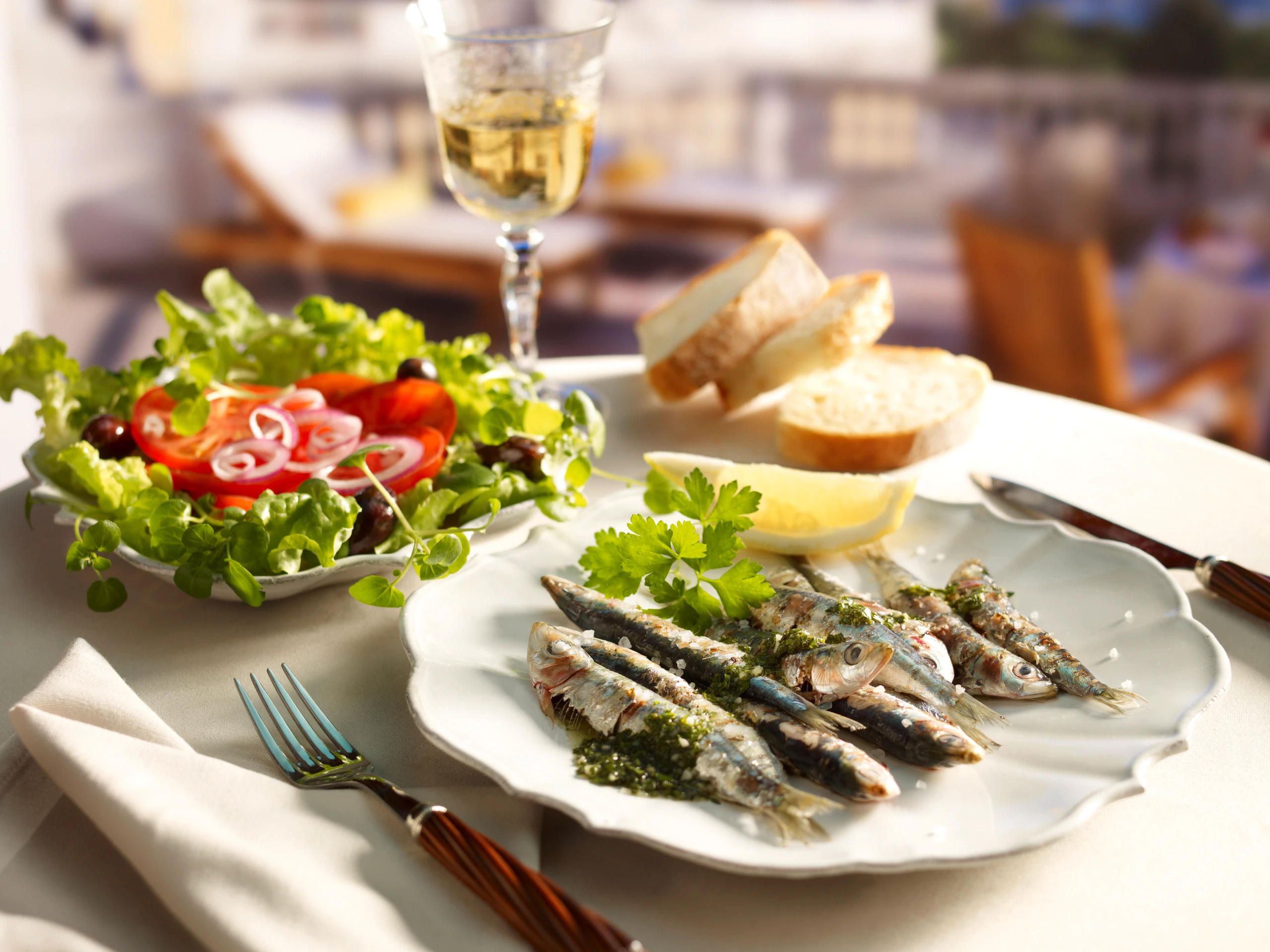 Sardinhas assadas com salada: Gegrillte Sardinen mit Salat