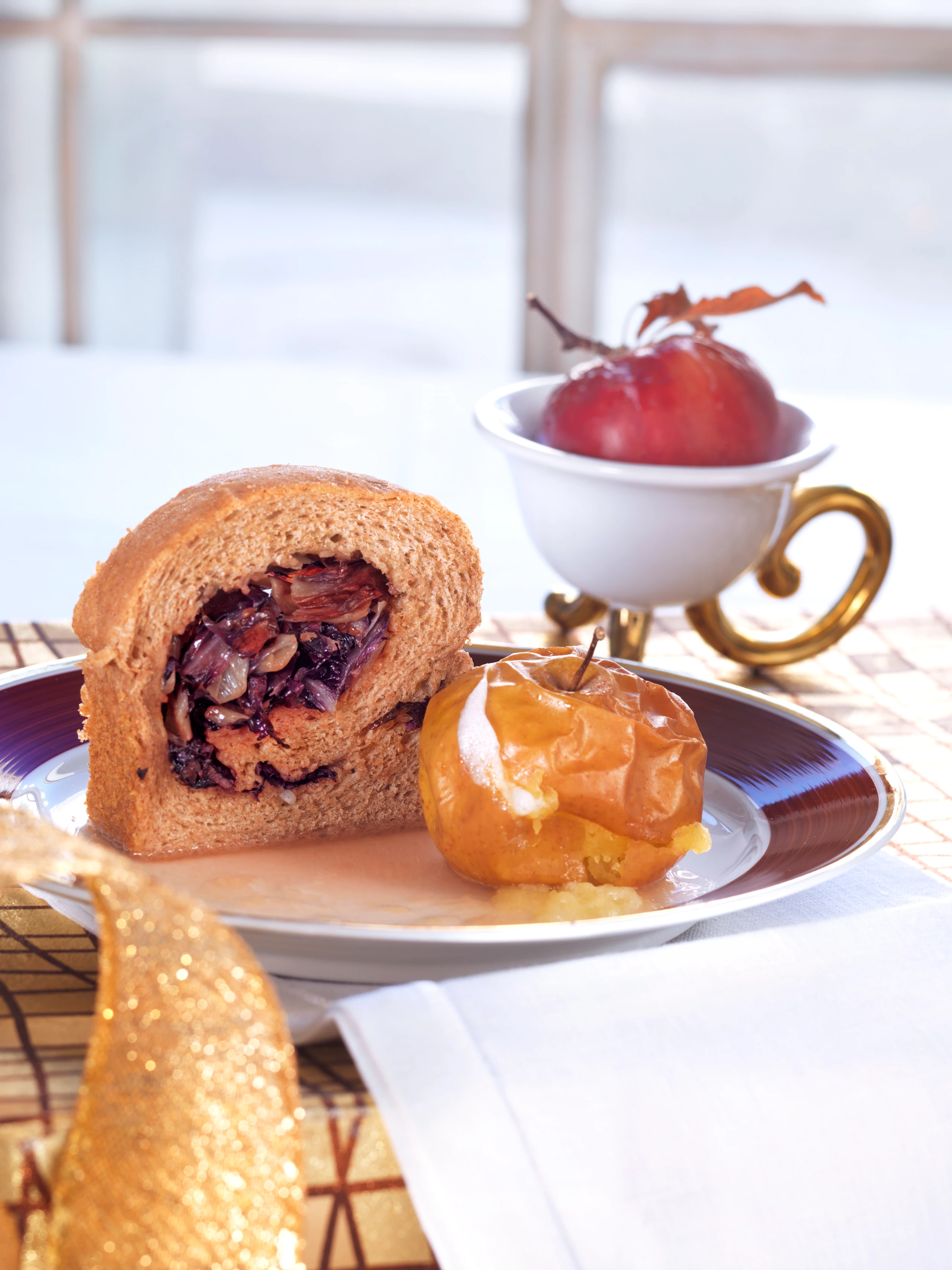 Süßes Radicchio-Brot mit Bratapfel