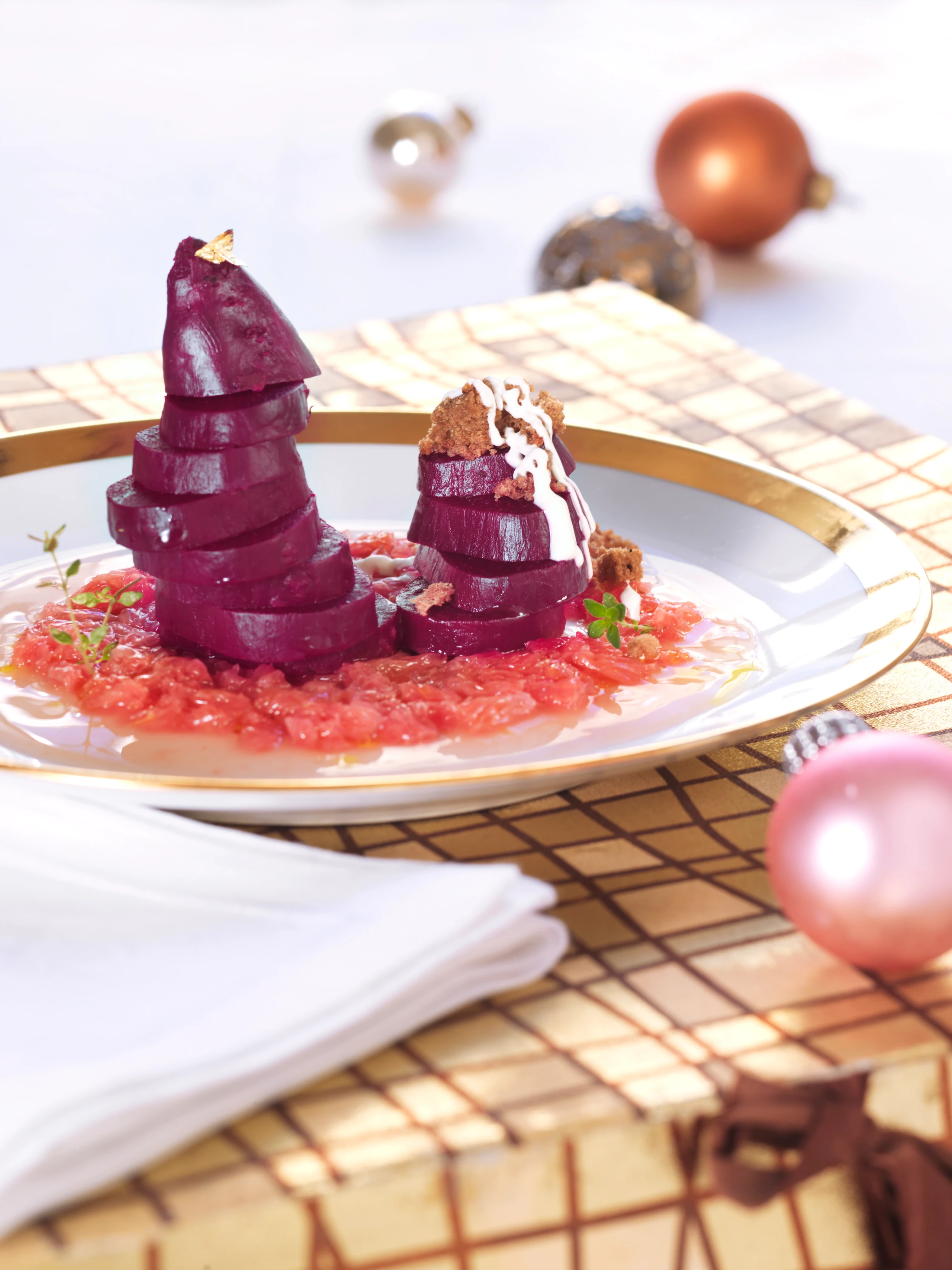 Rote Rüben mit Grapefruit und Schwarzbrot-Crumble