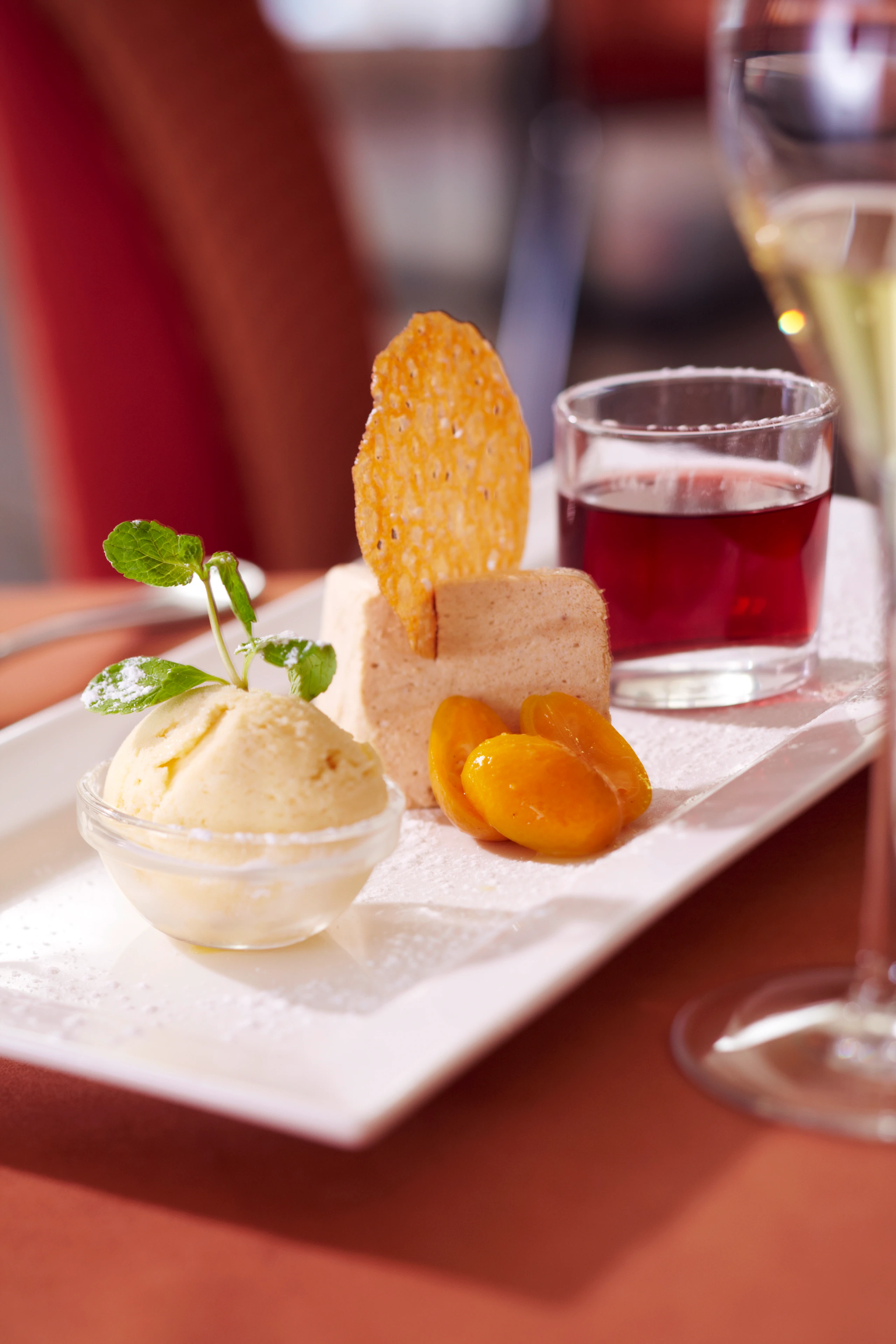 Zimtmousse mit Kumquatkompott und Honighippen