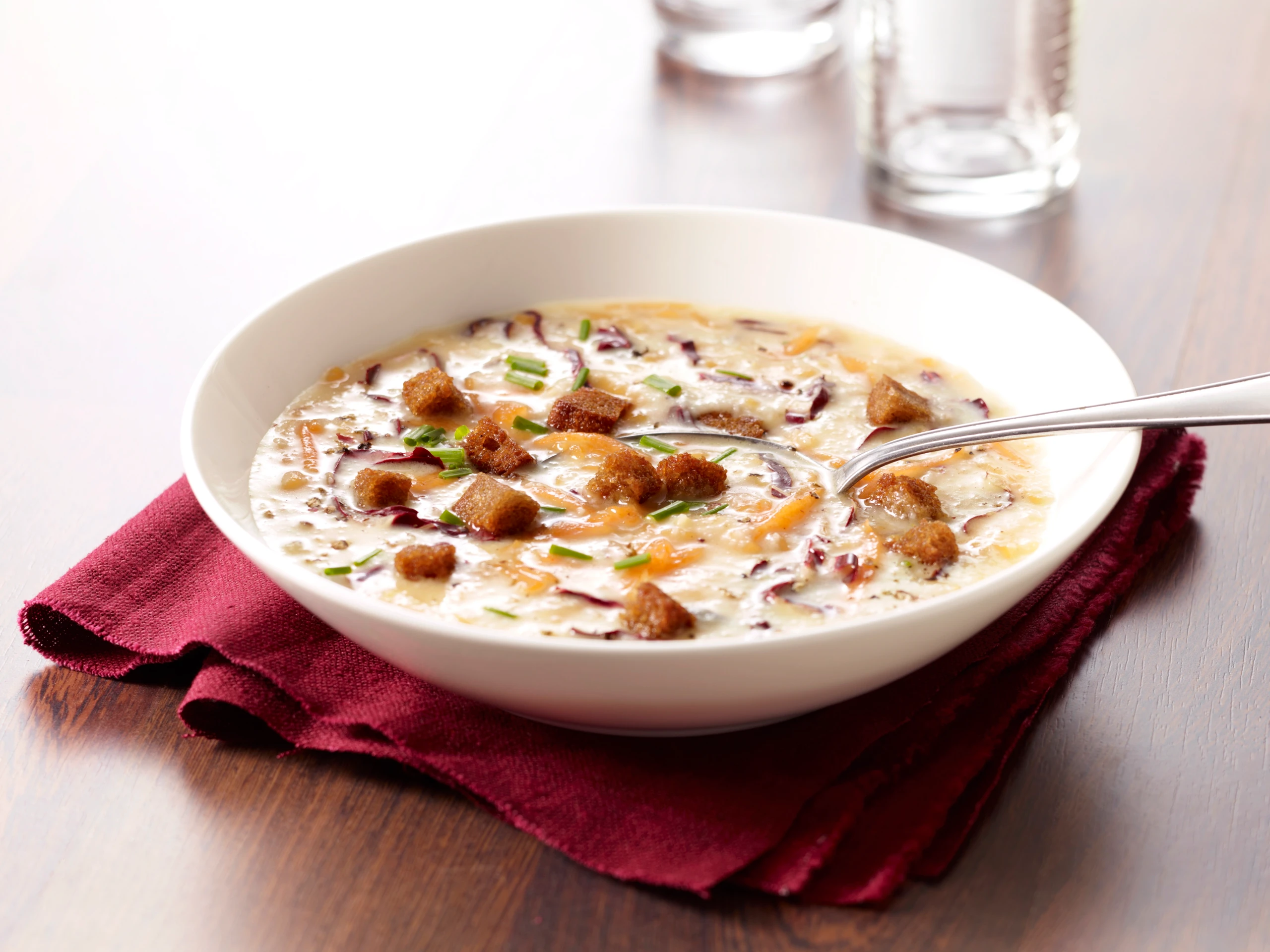 Grießsuppe mit Kürbis und Radicchio