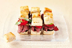 Gewürz-Scones mit Tapenade und Roastbeef