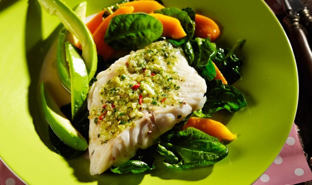 Kabeljau mit Avocado, Mango und Spinat