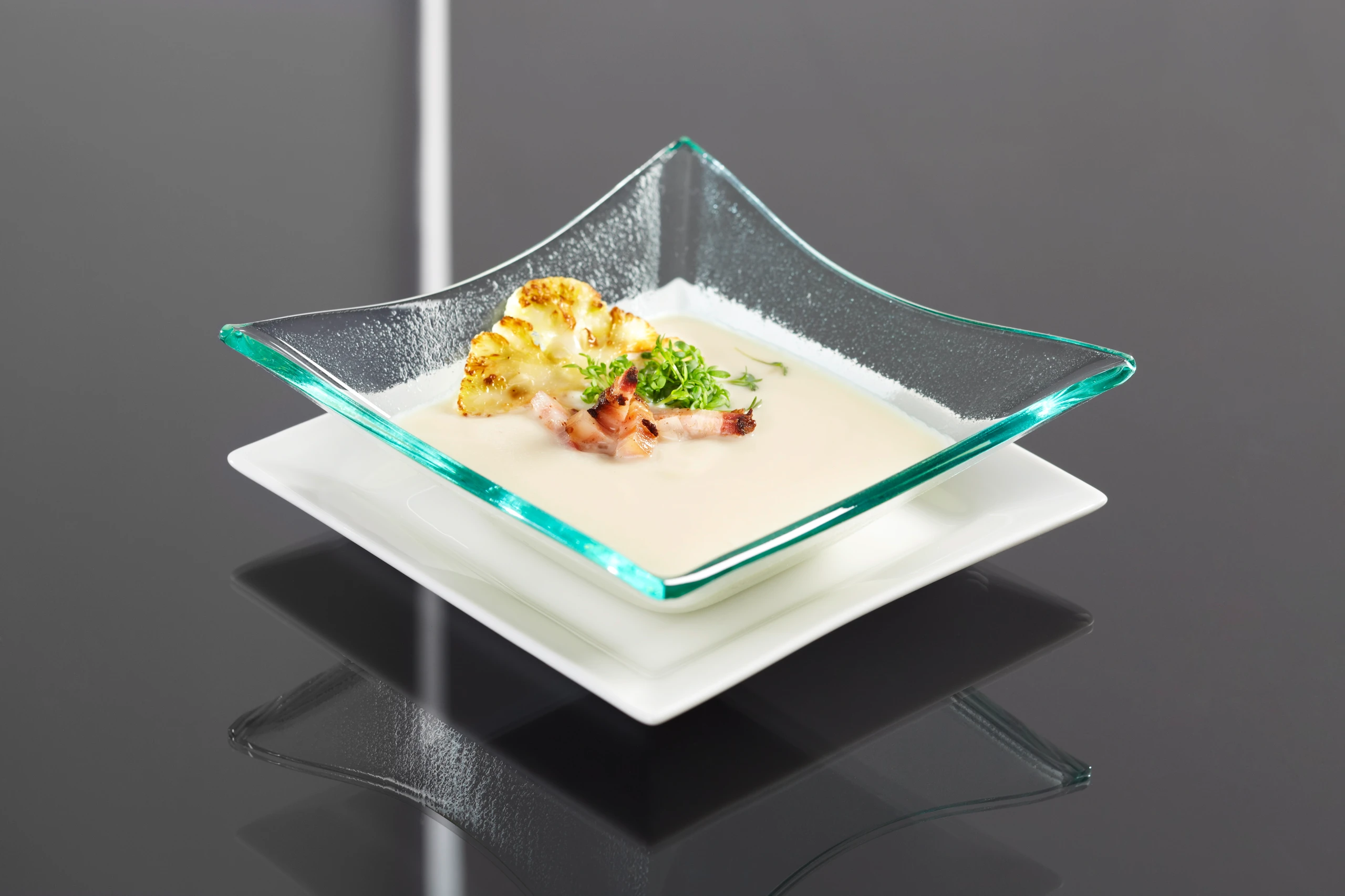 Karfiolsuppe mit Speck und Kresse