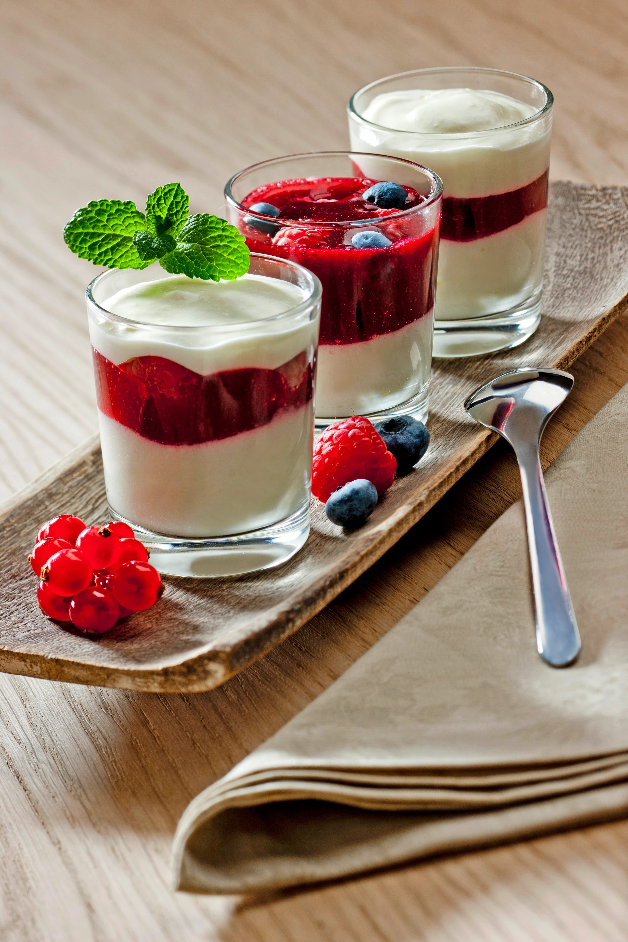 Joghurtmousse mit Beerengelee