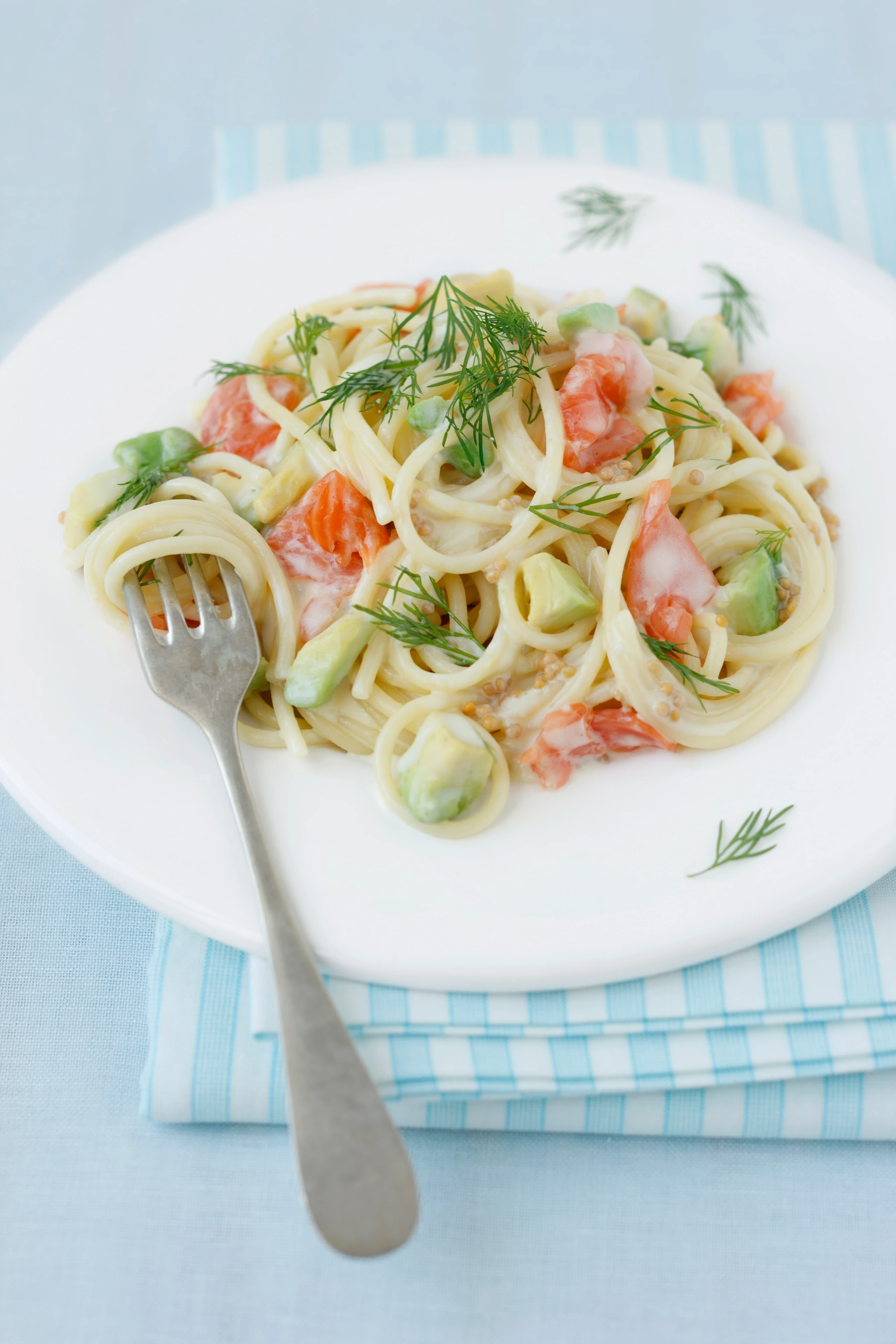 Spaghetti mit Räucherlachs und Avocado