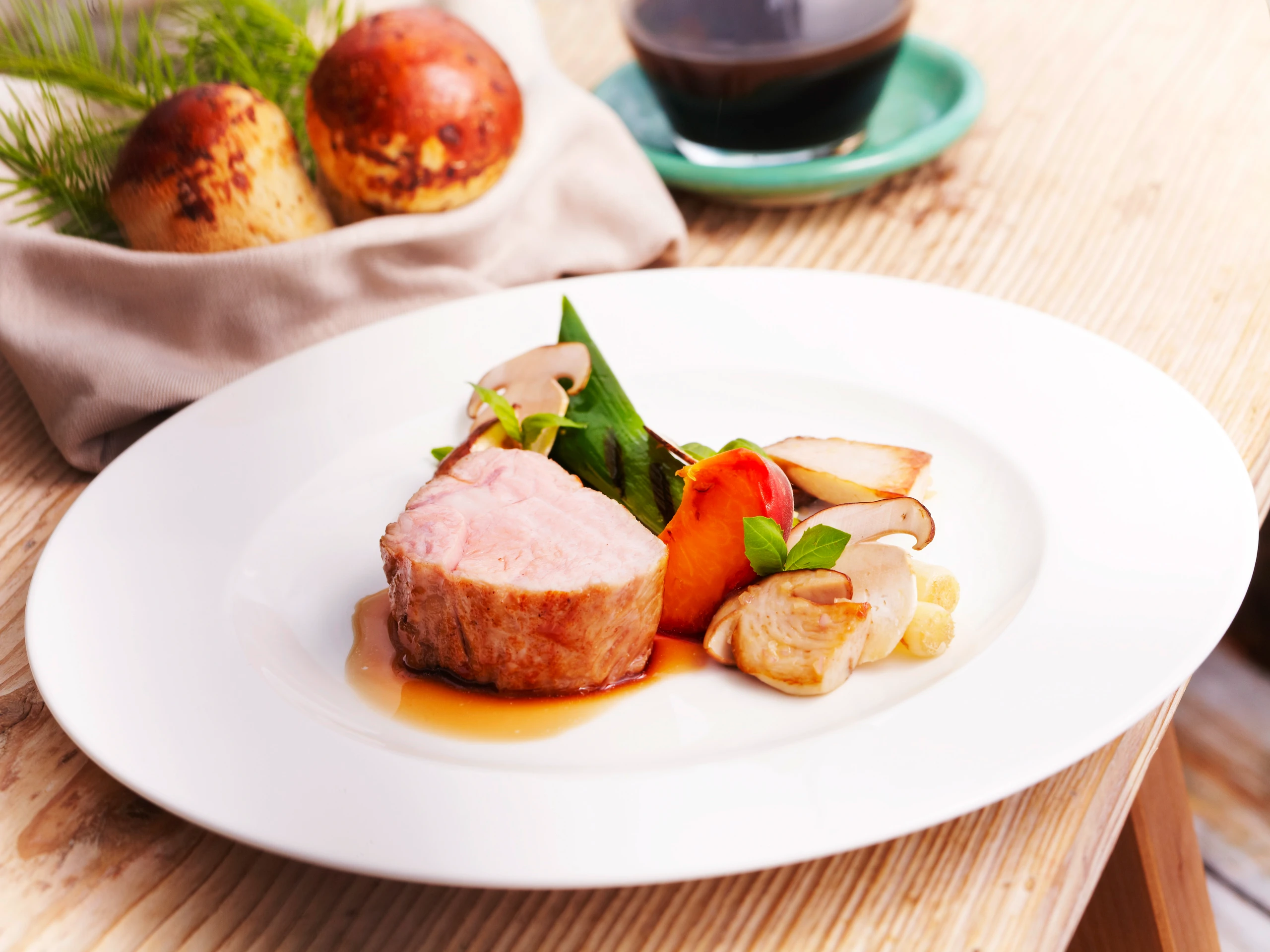 Kalbssteak mit Steinpilzbrötchen und Pfirsich