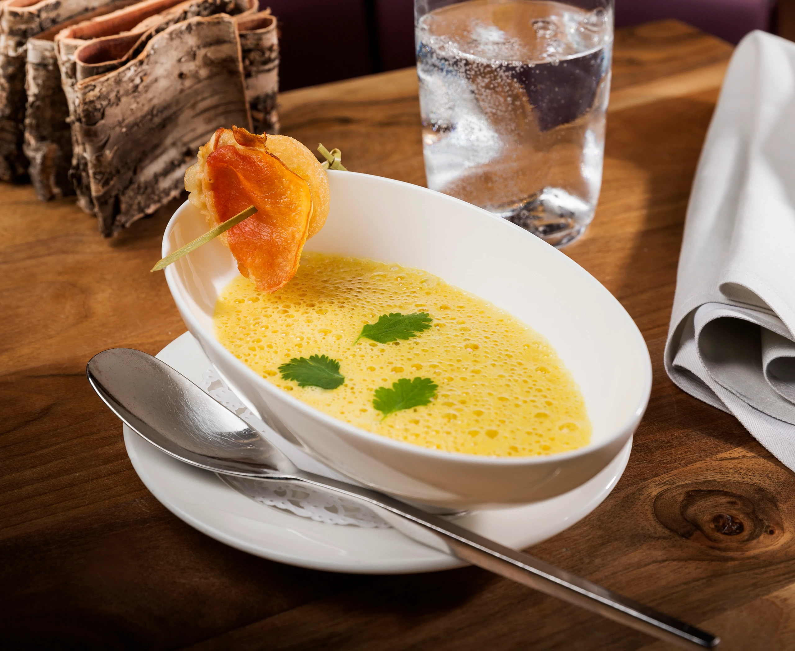 Kürbissuppe mit Speckspießchen