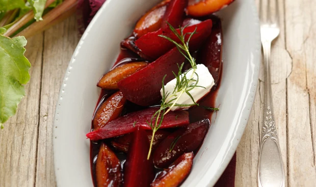 Rote Rüben mit Zwetschken und Ziegenkäse