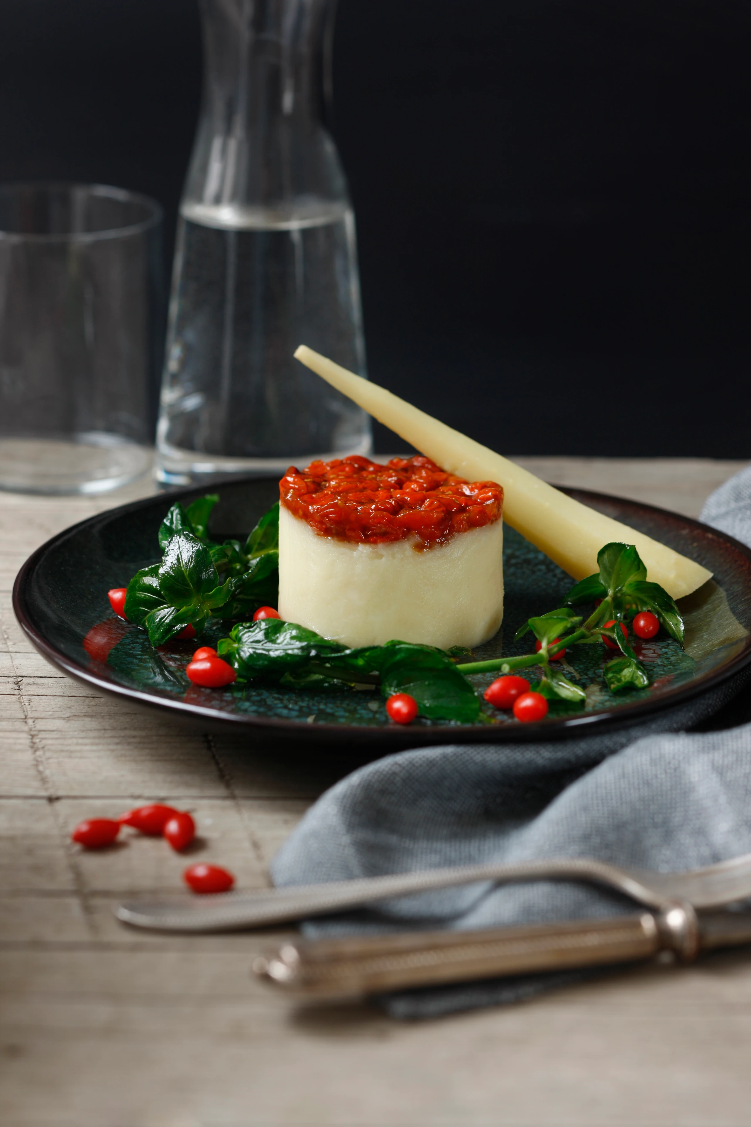 Pastinakenmousse mit Goji-Gelee und Pilzkraut