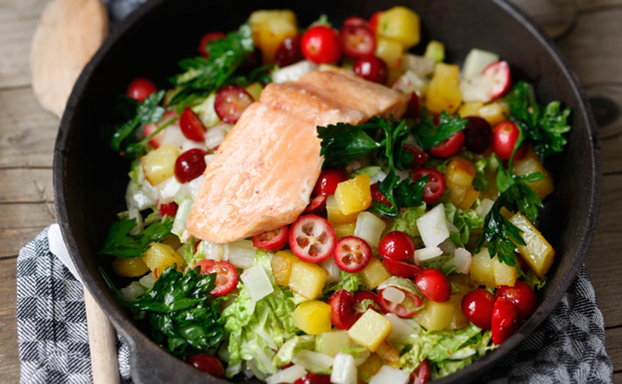 Cranberry-Gröstl mit Chinakohl und Lachs