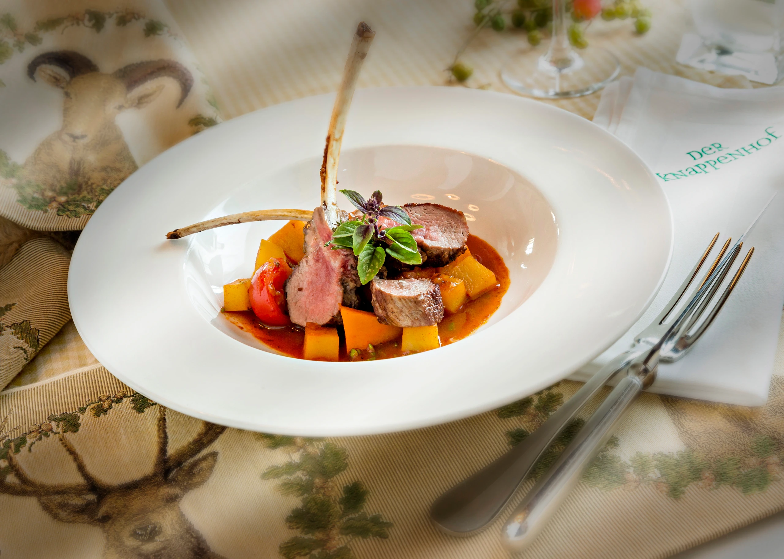 Kürbisgulasch mit Lammkoteletts