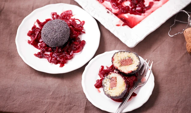 Leberknödel auf Zwiebelgemüse