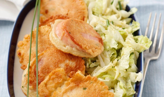 Schnelle Wurstkrapferl mit Salat