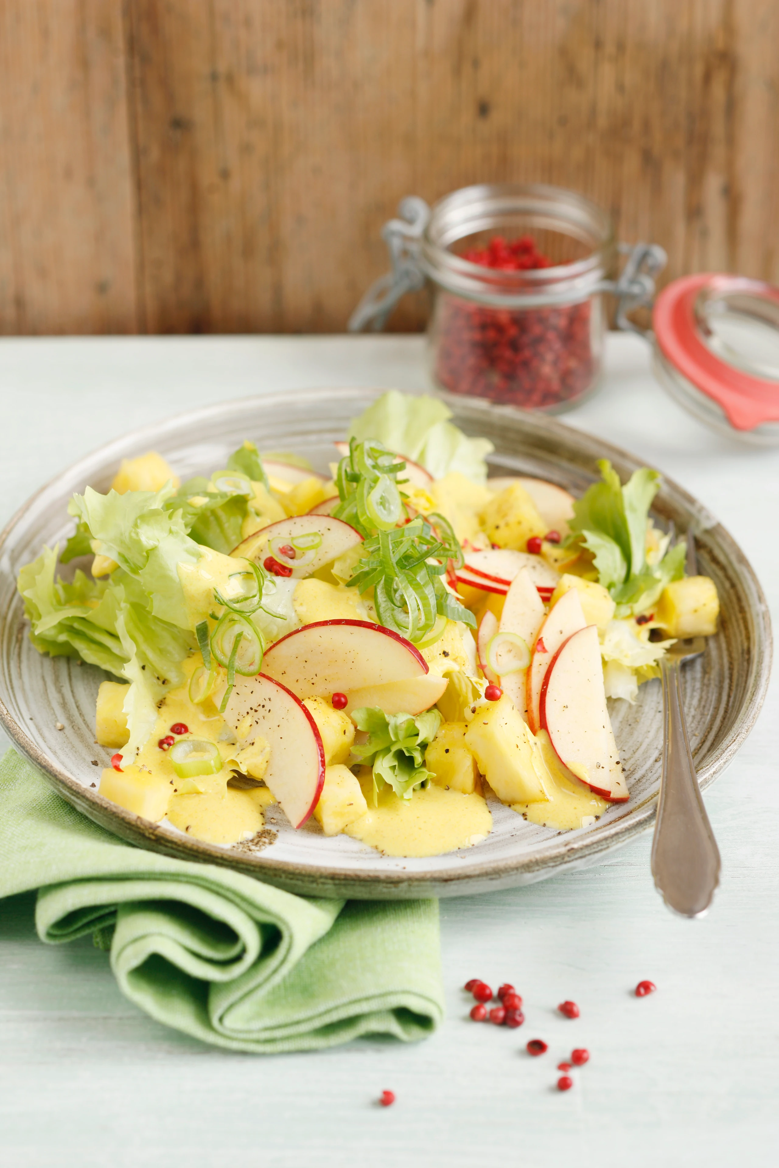Endiviensalat mit Ananas, Apfel und Curry-Joghurtdressing