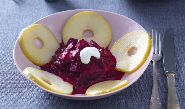Rote Rüben in Krensauce mit Bratapfelringen