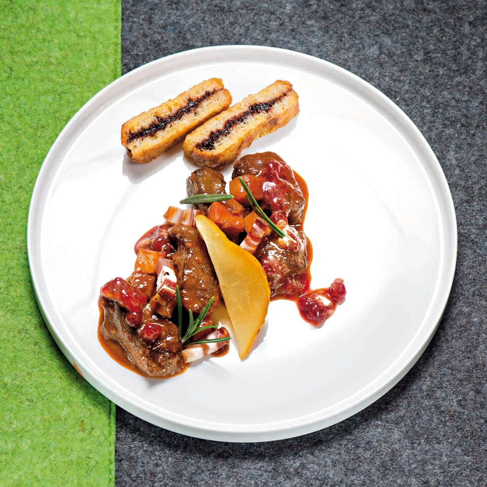 Rehgulasch mit Powidlpofesen