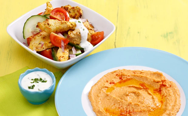Hühnerkebab mit Paprika-Hummus