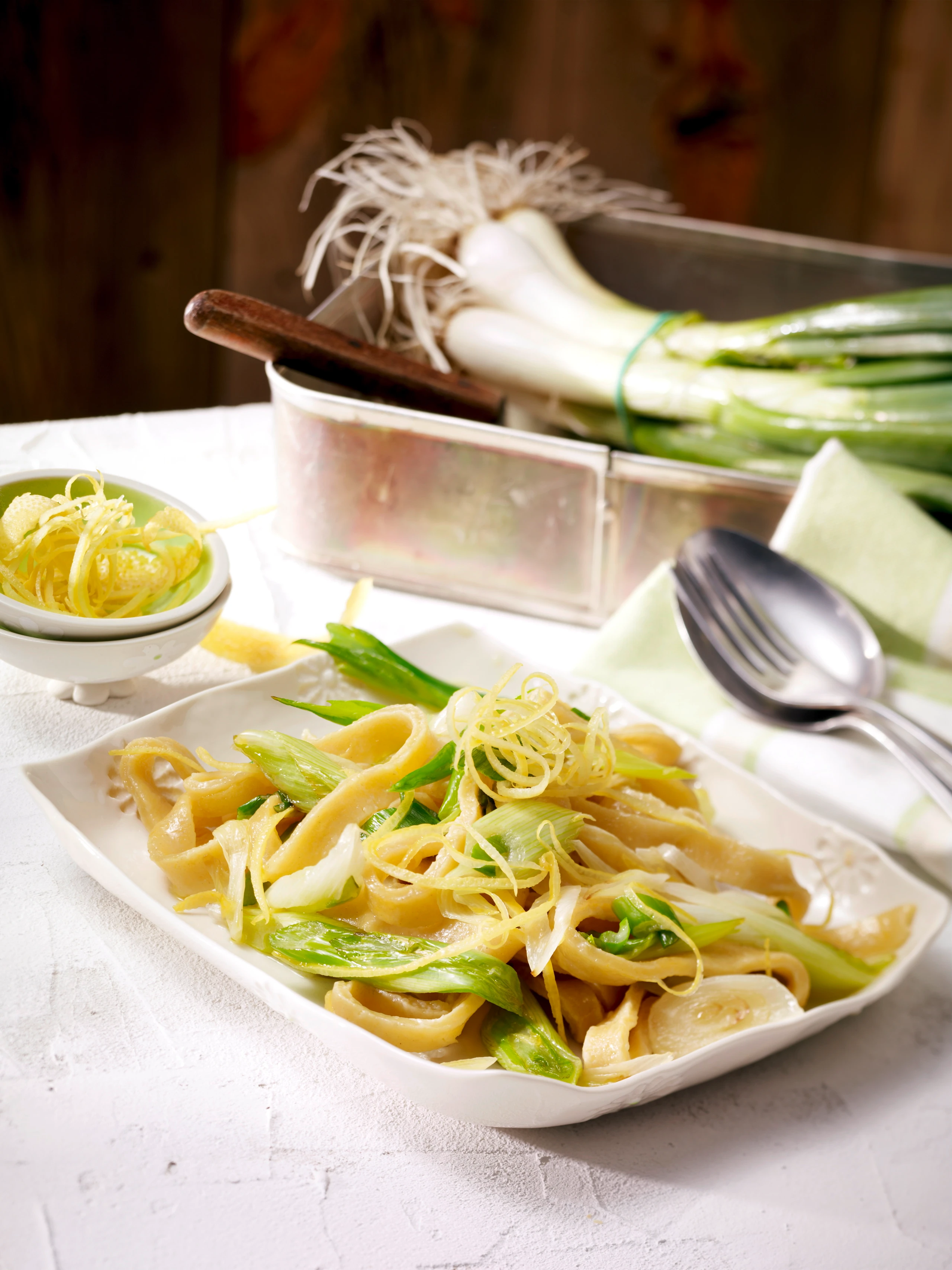 Selbstgemachte Zitronennudeln mit Jungzwiebeln