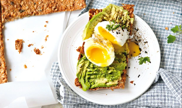 Selbstgebackenes Knäckebrot mit Avocado und Ei