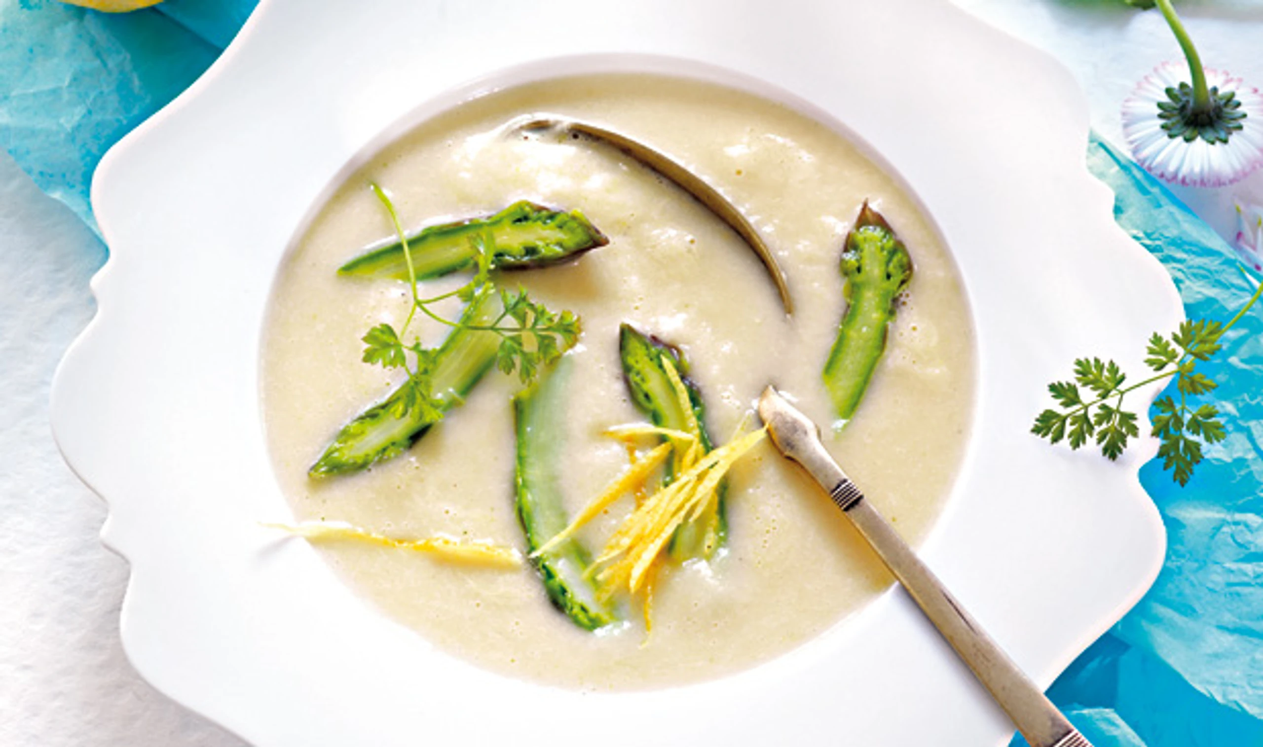 Weiß-grüne Spargelsuppe