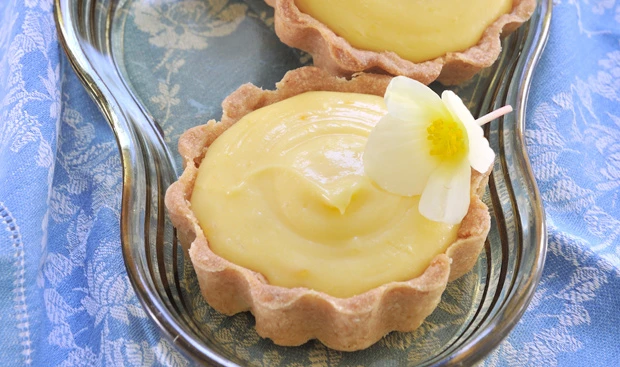 Zitronen-Tartelettes mit Knollenbegonien