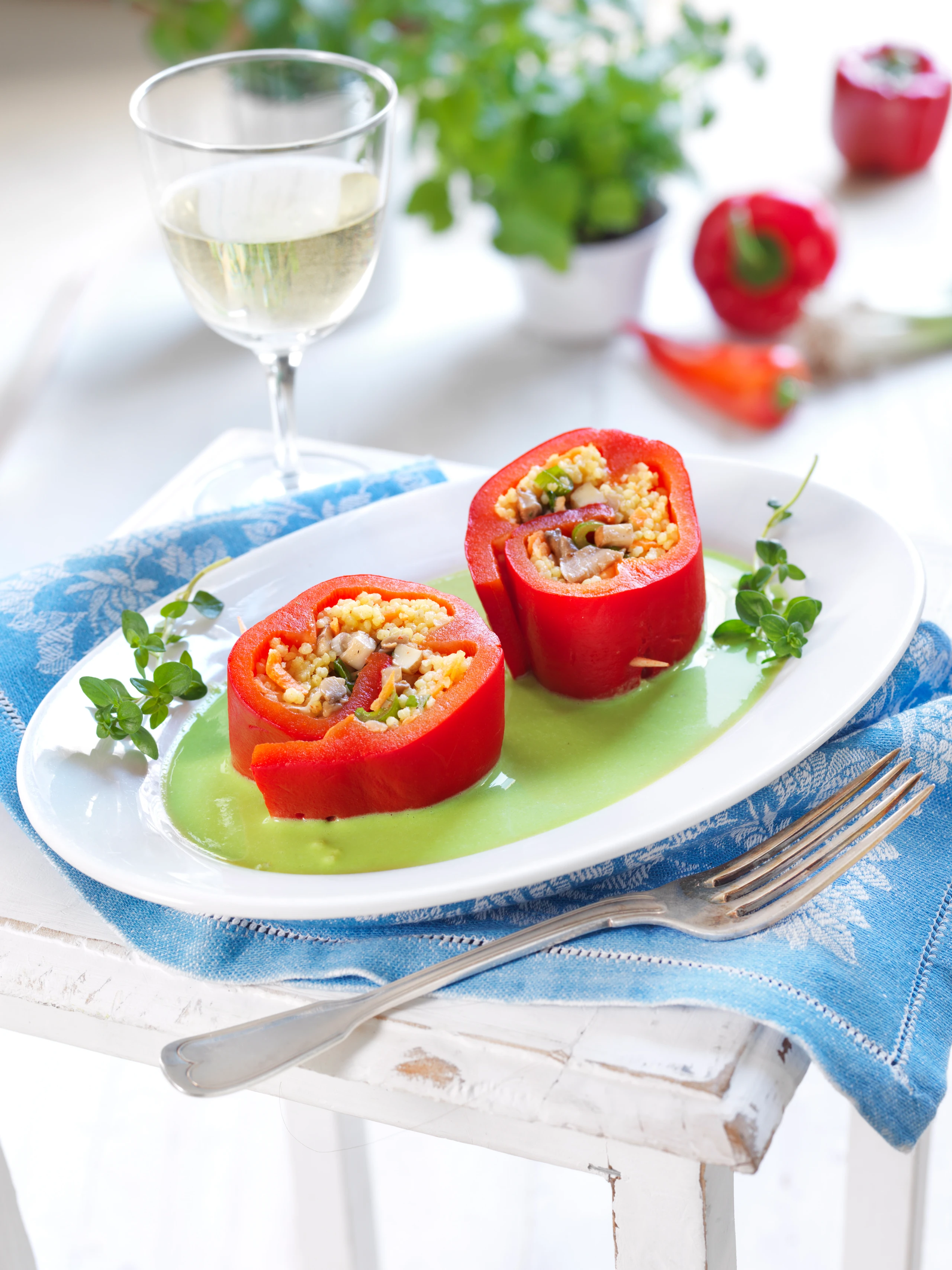 Paprika-Hirse-Rouladen mit Erbsensauce