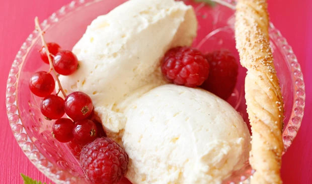 Nockerl mit Beeren und Sesamstangerln