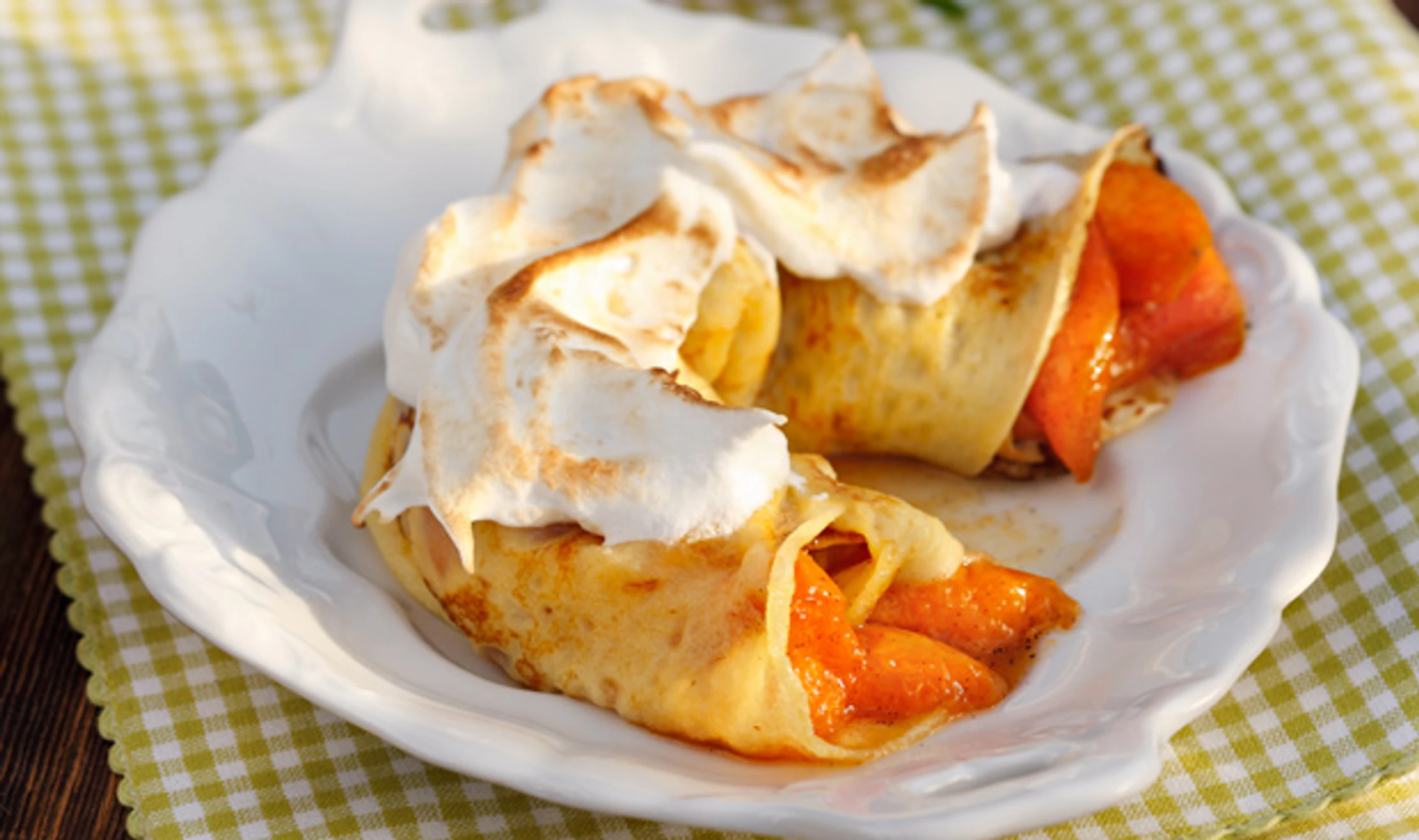 Marillenpalatschinken mit Schneehaube