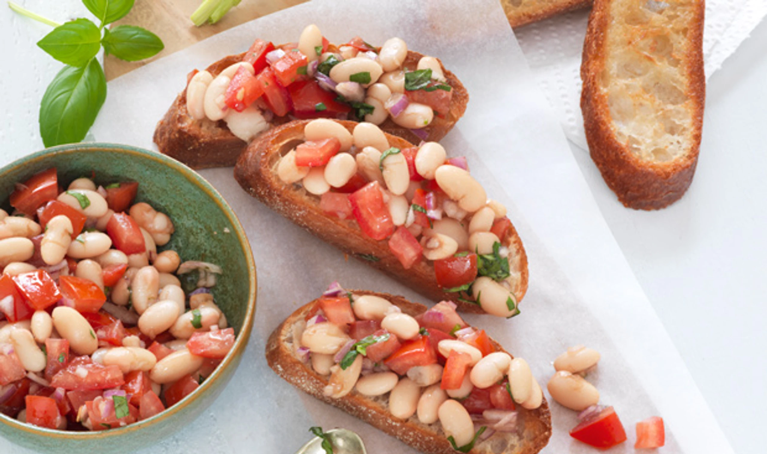 Crostini mit Paradeisern und Bohnen