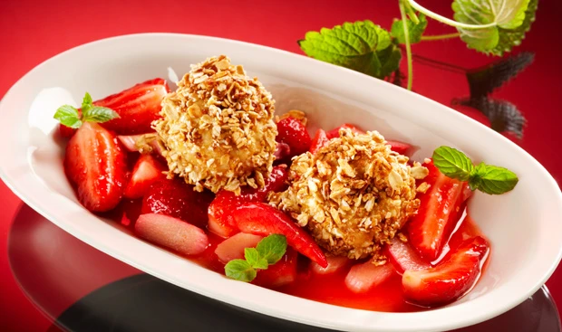 Hafer-Krokant-Knödel mit Erdbeersalat