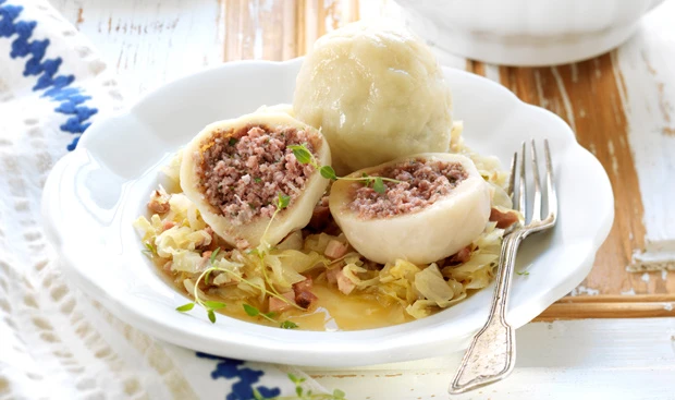 Fleischknödel mit selbstgemachtem Teig und Krautsalat