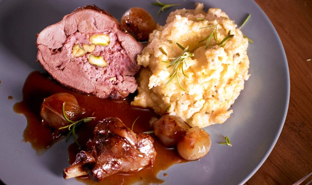 Gefüllte Hasenkeule auf Rosmarinpolenta