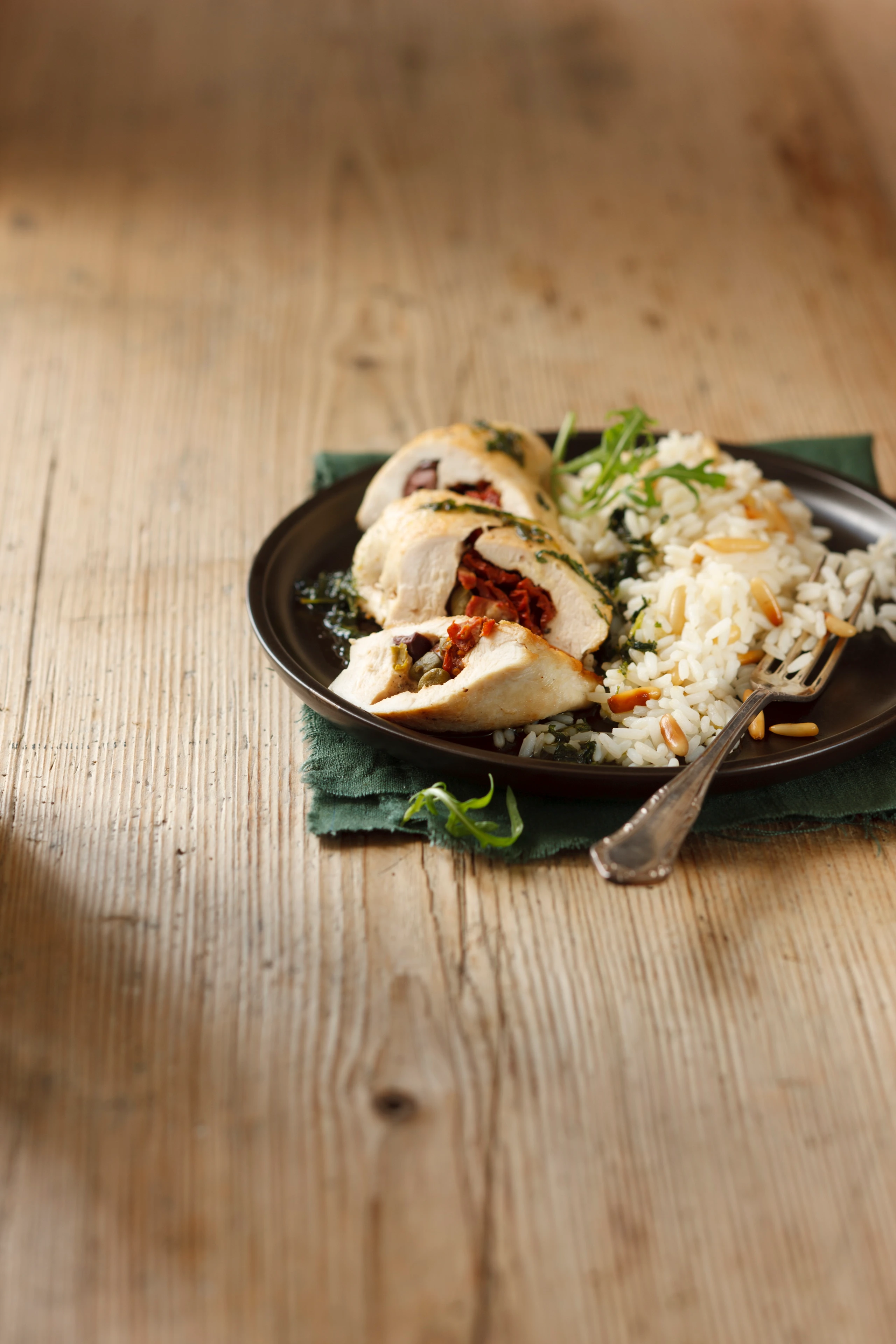 Mediterran gefülltes Hühnerschnitzel