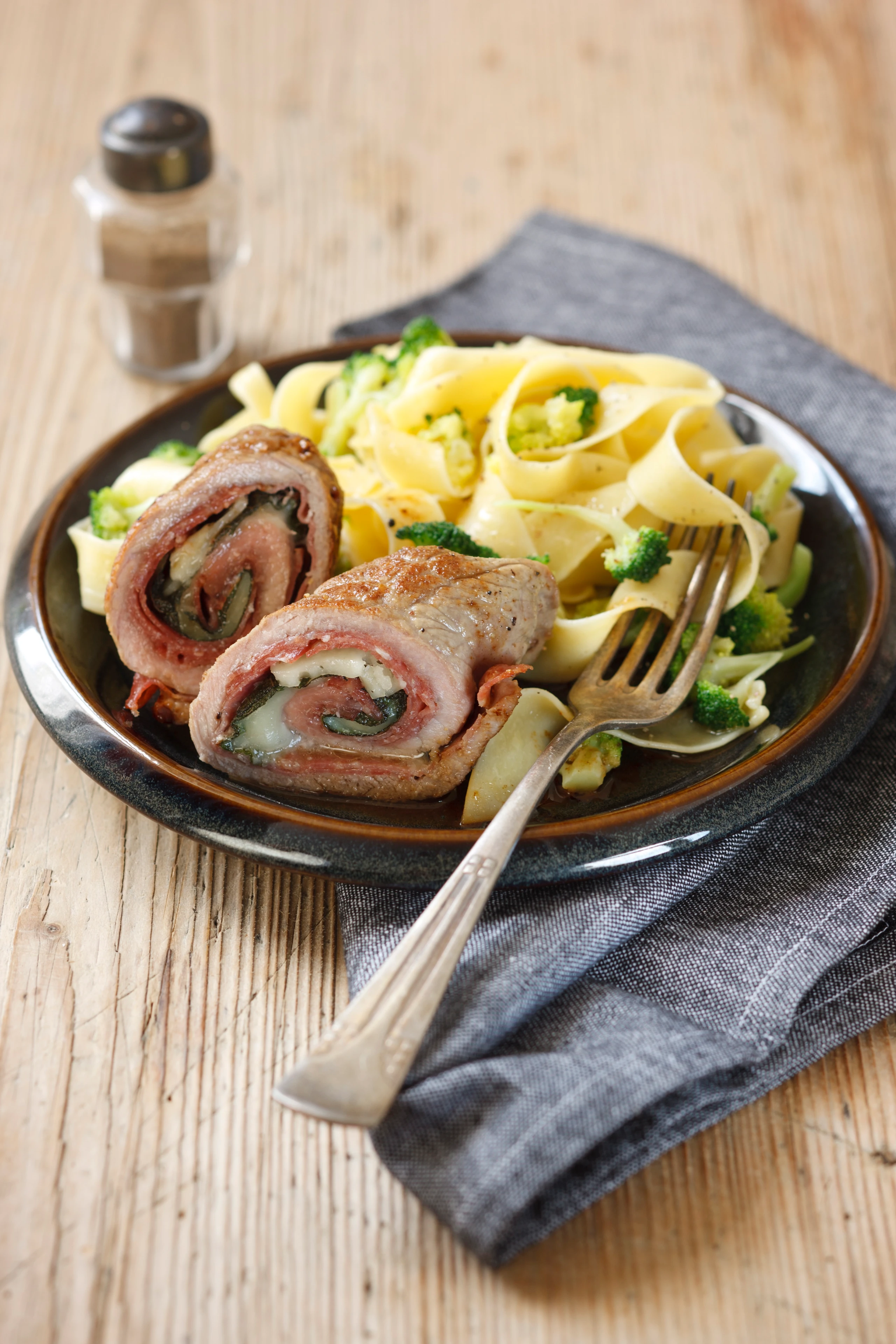 Kalbsroulade mit Brokkoli-Nudeln