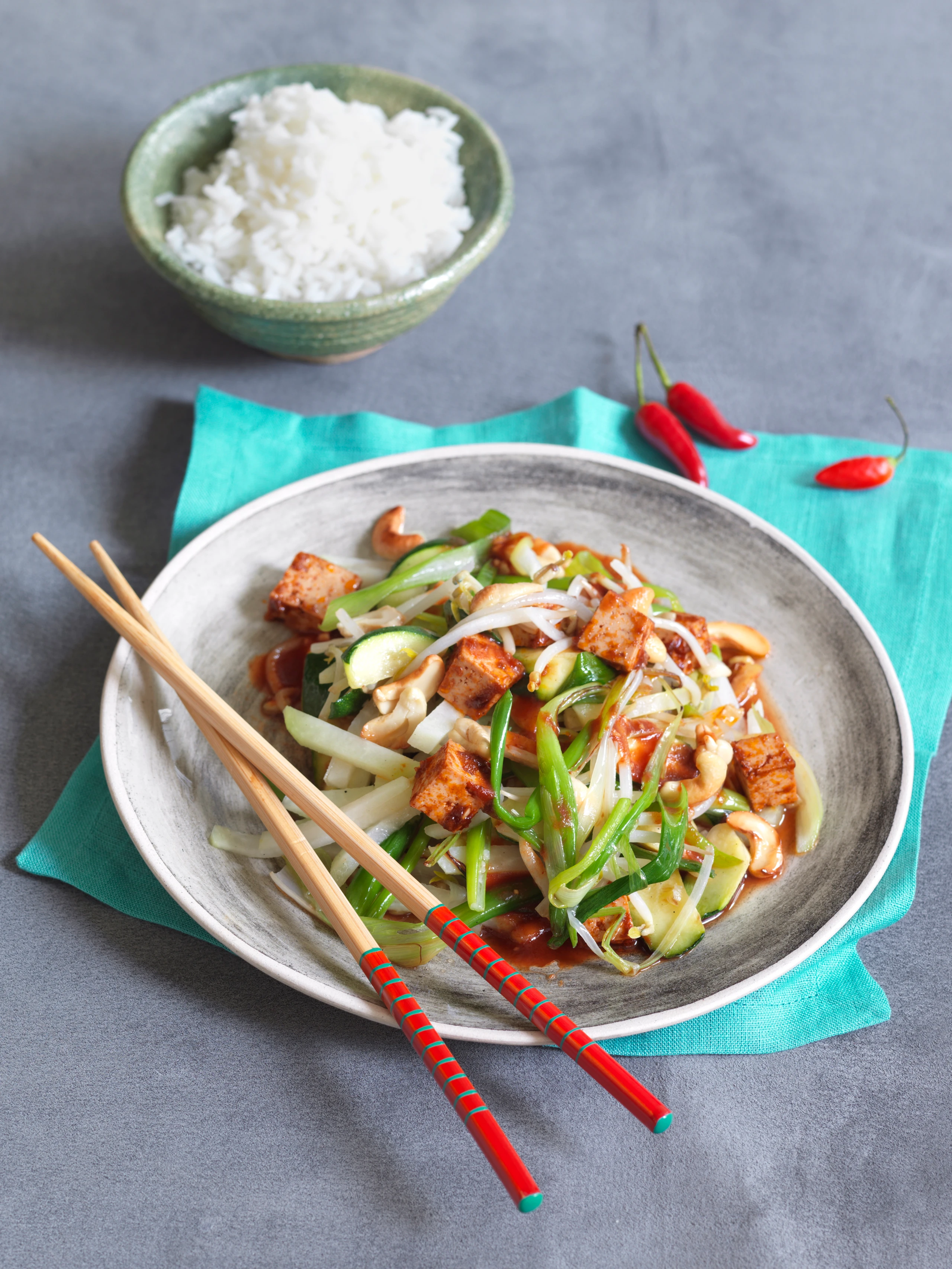 Gemüse-Wok mit mariniertem Tofu