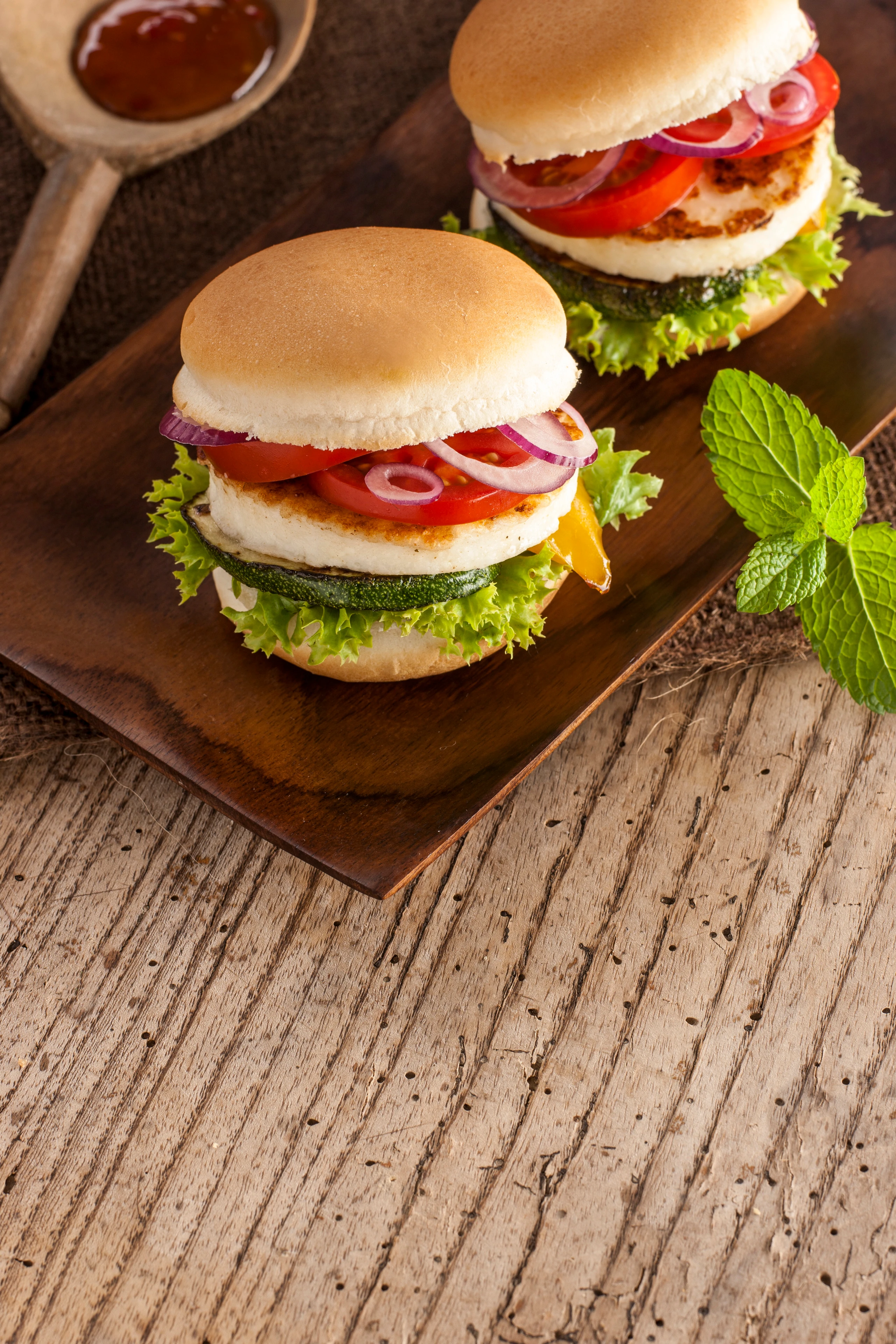 Gemüse-Burger mit Grillkäse