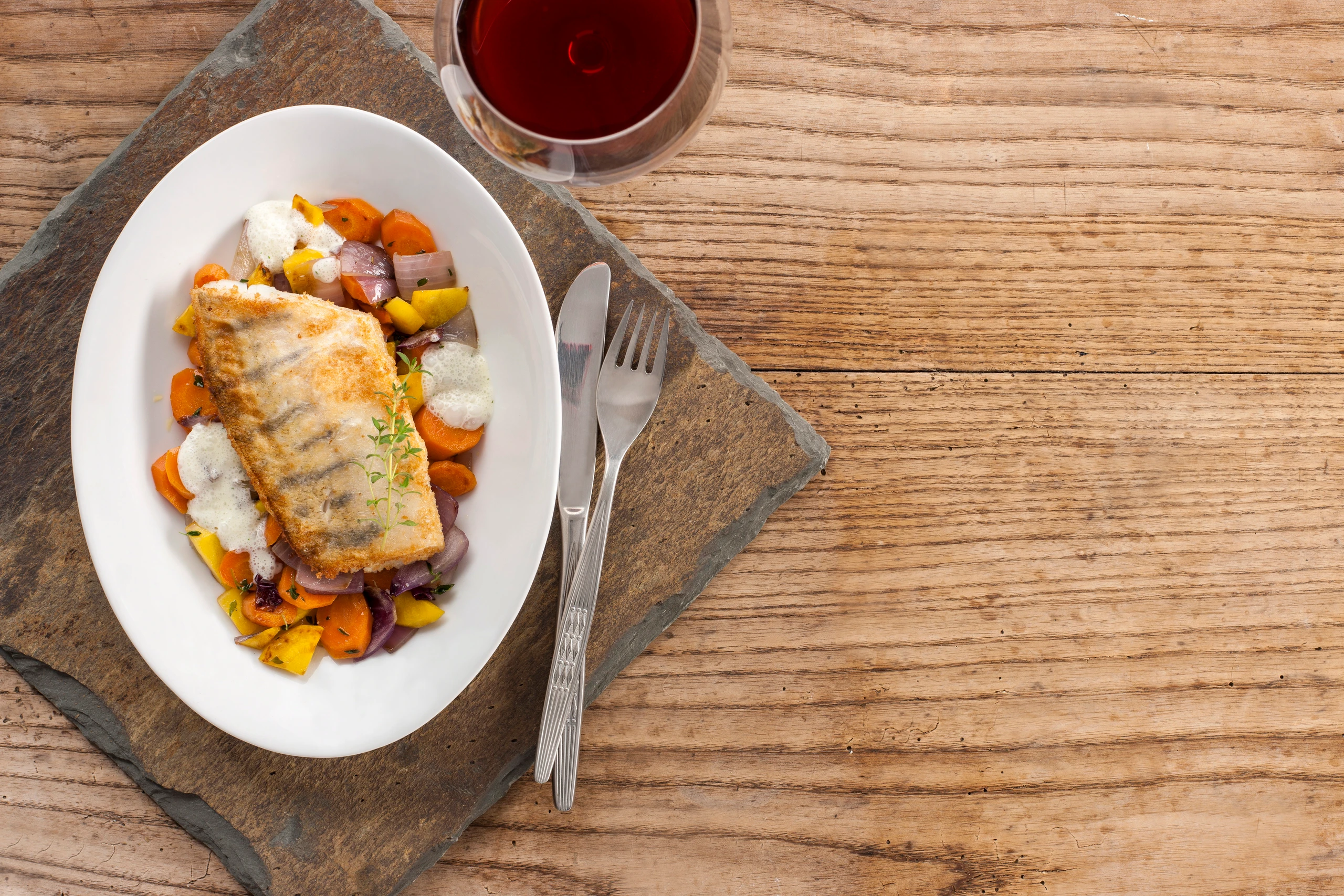 Knusprig gebratener Zander mit Schmorgemüse